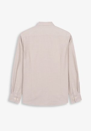 Camisa de manga larga beige claro hecha de una tela de textura suave. Presenta un cuello clásico, puños abotonados y un diseño de espalda recta.