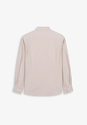 Camisa de manga larga beige claro hecha de una tela de textura suave. Presenta un cuello clásico, puños abotonados y un diseño de espalda recta.