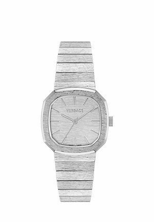 Montre-bracelet Versace argentée avec cadran carré en métal brossé, index horaires minimalistes et bracelet métallique segmenté.