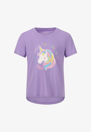 Lilla kortærmet T-shirt lavet af blødt stof med et farverigt enhjørning-grafik og teksten "MAGI" samt "HENDE REGNBOGEN SLUTTER."