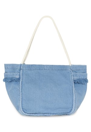 Geantă tote din denim albastru deschis, cu margini destrămate și un singur mâner din frânghie albă, încovoiat în partea de sus.