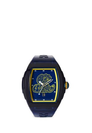 Donkerblauw horloge met een gebogen rechthoekige wijzerplaat, gele rand, gestileerd "Off White" logo, zilveren wijzers en datumweergave om zes uur.