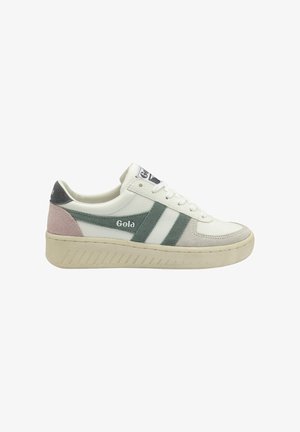 Witte sneaker met groene en roze accenten, textuurleer en suède materialen, platte rubberen zool, vetersluiting en logo detail.