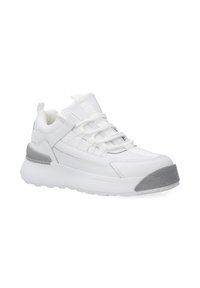 Weißer Sneaker mit einem glatten synthetischen Obermaterial, strukturiertem grauen Akzent an der Spitze, klobiger weißer Sohle und elastischen Schnürsenkeln für einen sicheren Sitz.