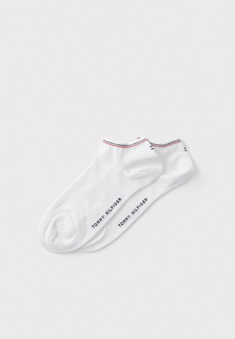 Hvite ankelstrømper med stretch-passform, med en rød og blå stripe øverst og "TOMMY HILFIGER" trykt i blått. Materiale i bomullsblanding.