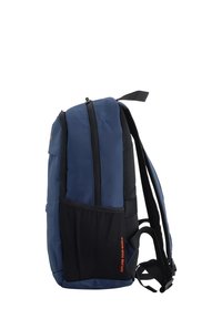 Zaino blu navy con inserti in rete nera, doppie zip, tasca laterale, spallacci imbottiti e testo "Esplora il tuo mondo" in arancione.