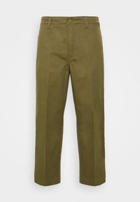 Olivově zelené bavlněné kalhoty se střihy rovného nohavic, vybavené předním zapínáním na knoflík a poutky na pásek. Hladká textura, minimální detaily.