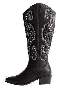 Bota de vaquero de cuero negro con caña alta, punta afilada y adornos plateados. Presenta costuras decorativas y un tacón bajo y apilado.
