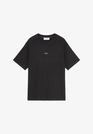 Schwarzes Baumwoll-T-Shirt mit Rundhalsausschnitt und kurzen Ärmeln. Verfügt über ein kleines weißes Logo-Detail auf der Vorderseite. Einfaches Design, lockere Passform.