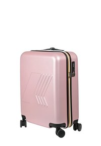 Harde kofferkoffer in mat roze met een geometrisch ontwerp. Voorzien van een zwarte rits en wieltjes voor mobiliteit. Compacte en vierkante vorm.