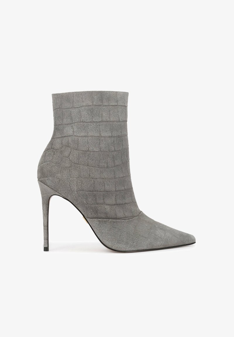 Bottine en daim gris avec texture crocodile, bout pointu et talon aiguilles haut et fin vue de profil.