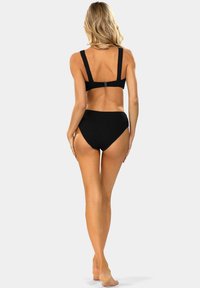 Czarny bikini w prążki z usztywnianym biustonoszem z szerokimi ramiączkami oraz wysokim stanem, oba elementy w bezszwowym fasonie.