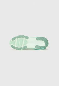 Semelle de chaussure de sport vert menthe clair avec des crampons en caoutchouc texturé, présentant un détail de logo et un design de coussin intégré.