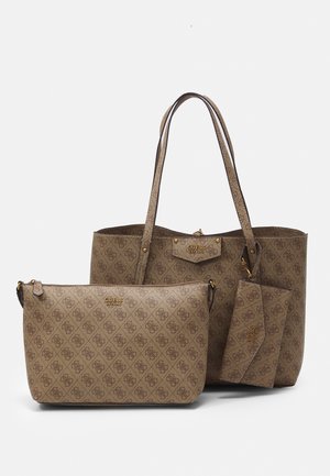 Tre brune Guess-tasker med monogrammønster, herunder en taske med dobbelte håndtag, en lynlåspung og en lille pung vedhæftet.