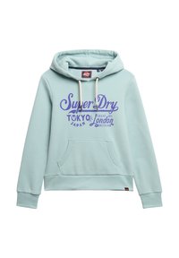 Jasnoniebieska bluza z kapturem z kieszenią z przodu, z fioletowym napisem "Super Dry Tokyo Japan" i "London Britain". Posiada sznurek do regulacji kaptura.