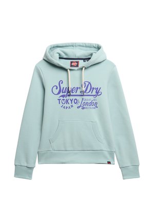 Lyseblå hættetrøje med en frontlomme, der har lilla tekst "Super Dry Tokyo Japan" og "London Britain." Den har en hætte med snor.