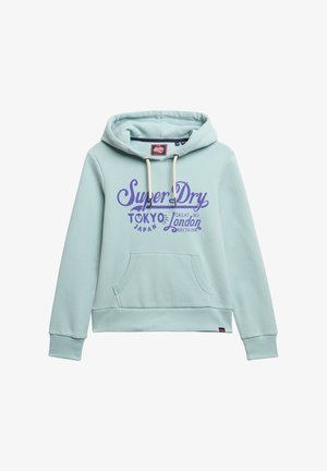 Felpa leggera blu con tasca frontale, decorata con testo viola "Super Dry Tokyo Japan" e "London Britain". Presenta un cappuccio con cordoncino.