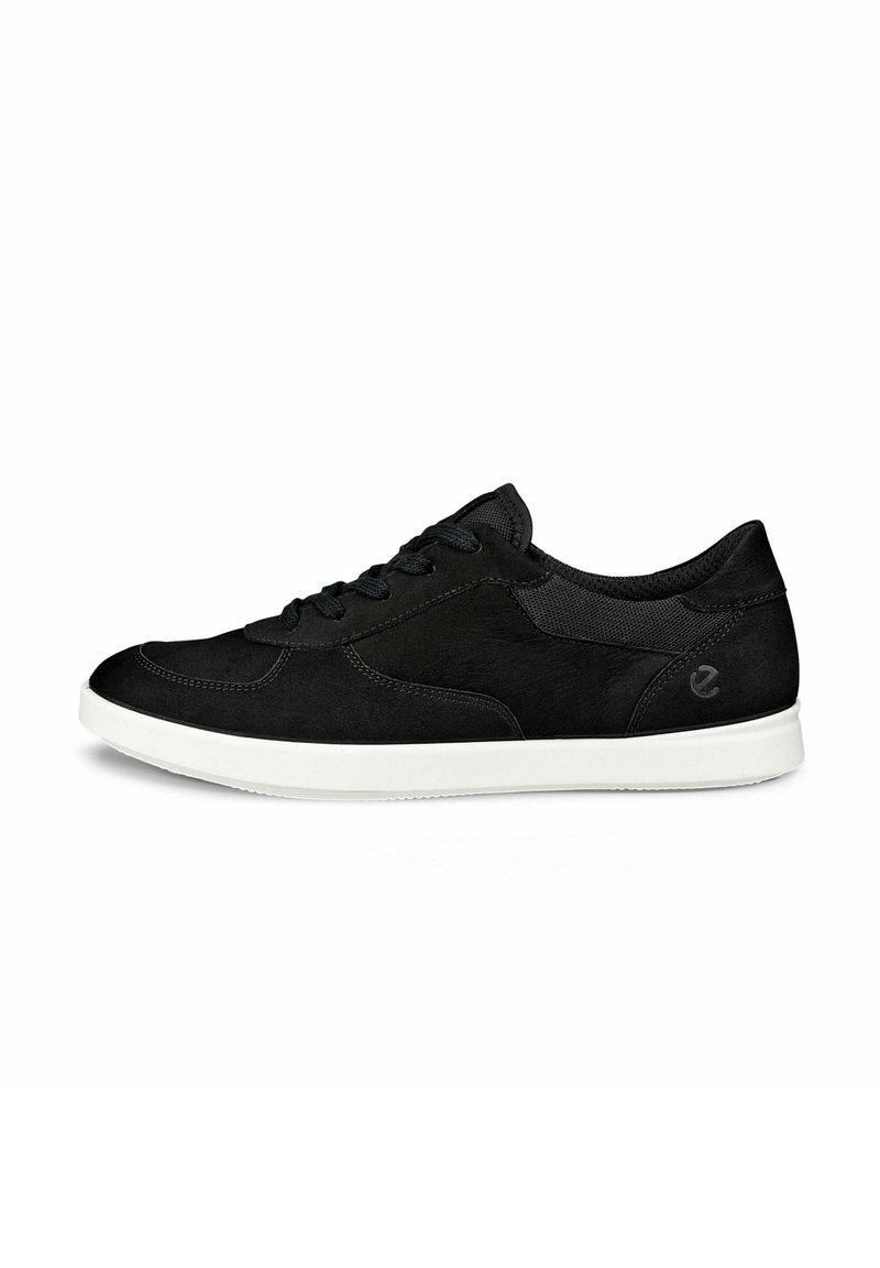Schwarze Wildledersneaker mit elegantem Low-Top-Design, strukturierten Seitenpaneelen, runder Zehenpartie und weißer Gummisohle. Schnürverschluss.