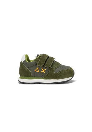 Sneaker verde in suede e tessuto con due fasce in velcro. Presenta una suola bianca e nera, dettagli arancioni e un colletto imbottito.