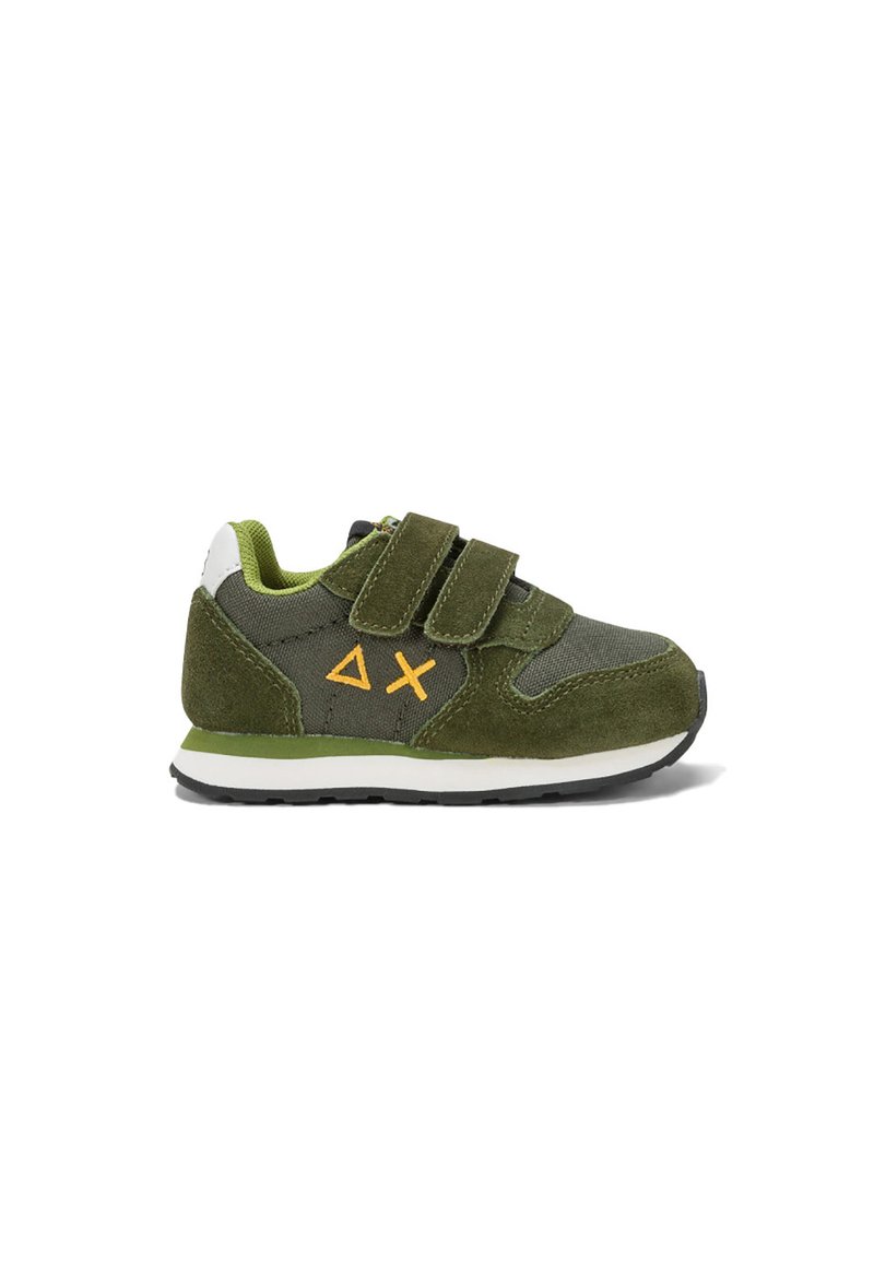 Sneaker verde in suede e tessuto con due fasce in velcro. Presenta una suola bianca e nera, dettagli arancioni e un colletto imbottito.