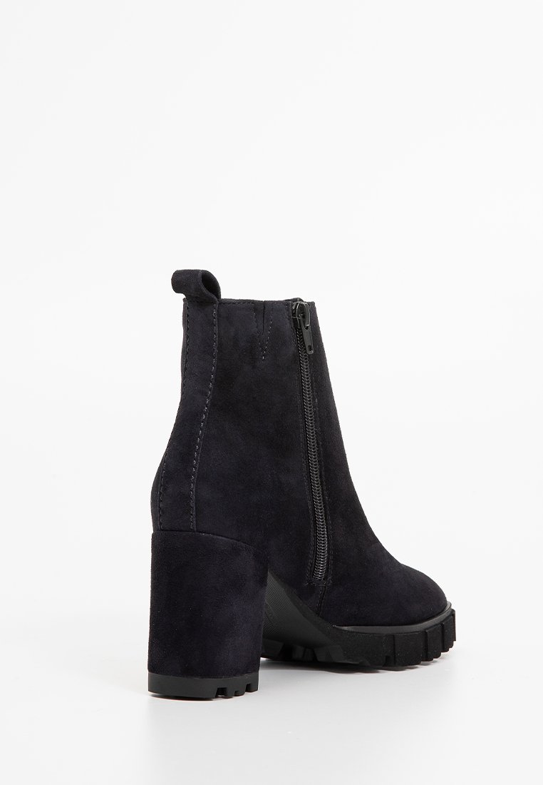 Schwarze Wildleder-Ankle-Boots mit robustem Absatz, seitlichem Reißverschluss, strukturiertem Obermaterial und Gummisohle mit einem groben Profil.