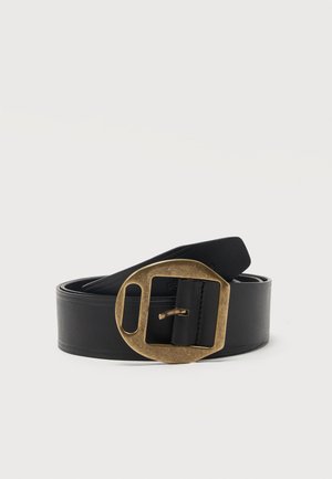 Curea de piele neagră înfășurată, cu o cataramă mare, neregulată, în formă ovală, din alamă antică, pe un fundal simplu, deschis la culoare.