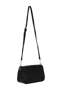 Bolso bandolera de cuero sintético negro con solapa plana, correa ajustable y detalles en metal dorado. Textura suave y forma rectangular.