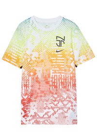 Camiseta de manga corta en blanco, con un patrón abstracto en degradado de verde, amarillo, naranja y rojo. Cuenta con tecnología Dri-FIT y un logo.