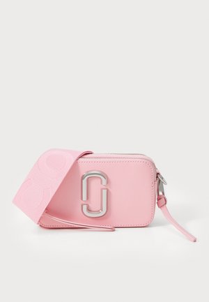 Portefeuille zippé rose en matériau texturé, arborant un logo argenté bien visible et une large sangle avec des accents de motif subtils.