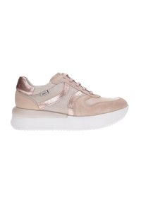Sneaker rosa chiaro con dettagli in suede e metallici, dotato di una spessa suola bianca, punta tonda, lacci e una parte superiore testurizzata.