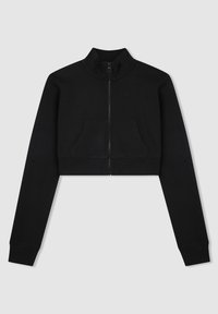 Felpa nera a zip tagliata realizzata in misto cotone. Presenta un colletto alto e tasche frontali a toppa. Maniche lunghe con polsini a costine.