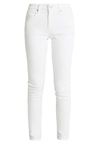 Vaqueros skinny de mezclilla blanca con una cintura alta, bolsillos frontales y pasadores para cinturón. La tela tiene una textura suave y un ligero estiramiento.