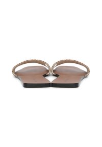 Sandales plates au design ouvert, dotées d'une sangle tissée beige et d'une semelle intérieure lisse marron, montées sur une semelle extérieure noire.