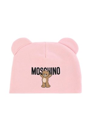Różowa dziana czapka z uszami oraz nadrukowanym rysunkowym misiem trzymającym słowo "MOSCHINO" napisane czarnym kolorem. Miękka tekstura, zaokrąglony kształt.