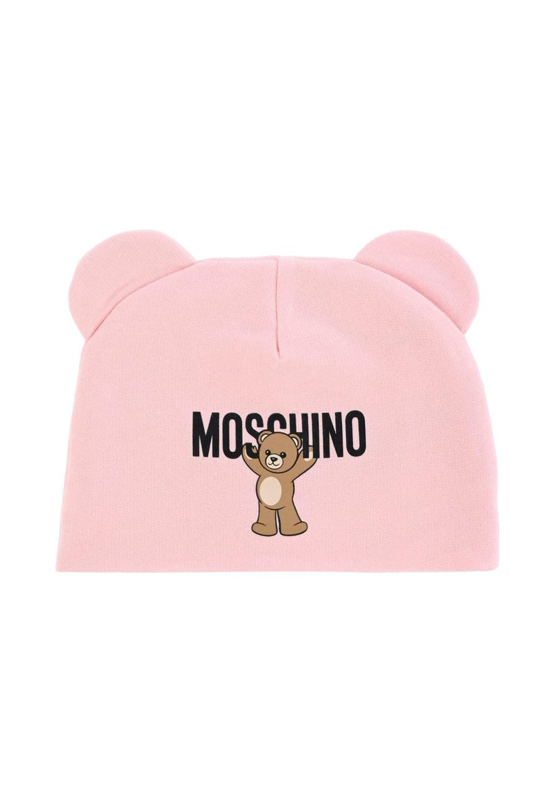 Vaaleanpunainen neulottu pipot, jossa on korvien yksityiskohtia ja painettu sarjakuvakarhu graafinen kuva, joka pitää käsissään sanaa "MOSCHINO" mustalla tekstillä. Pehmeä rakenne, pyöreä muoto.