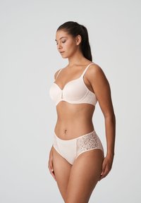 Reggiseno rosa chiaro con dettagli in pizzo, supporto con ferretto e spalline regolabili, abbinato a mutandine a vita alta con dettagli in pizzo.