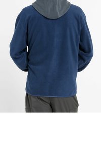 Mörkblå fleecetröja med enfärgad textur, har en grå huva och kontrasterande kant, designad för komfort och värme.