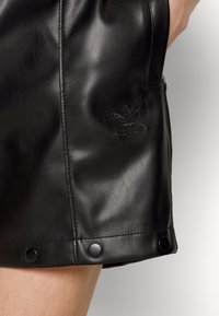 adidas Originals Spodnie materiałowe