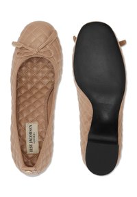 Beżowe pikowane baleriny ze skóry z małą kokardką na górze, jeden but pokazuje wyściełane wnętrze i metkę, drugi pokazuje gładką czarną podeszwę.