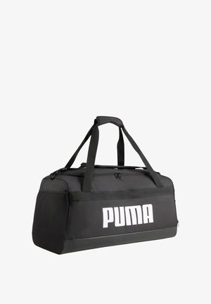 Črna torba iz najlona z zadrgo, dvema ročajema in stransko mrežasto žepom. Na sprednji strani je velik bel logotip "PUMA".