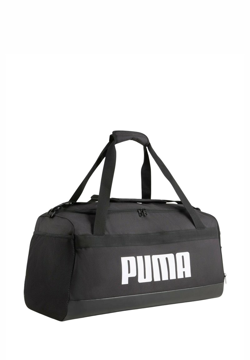 Zwarte sporttas van nylon met een ritsluiting, twee handgrepen en een zijvak van gaas. Heeft een groot wit "PUMA"-logo aan de voorkant.