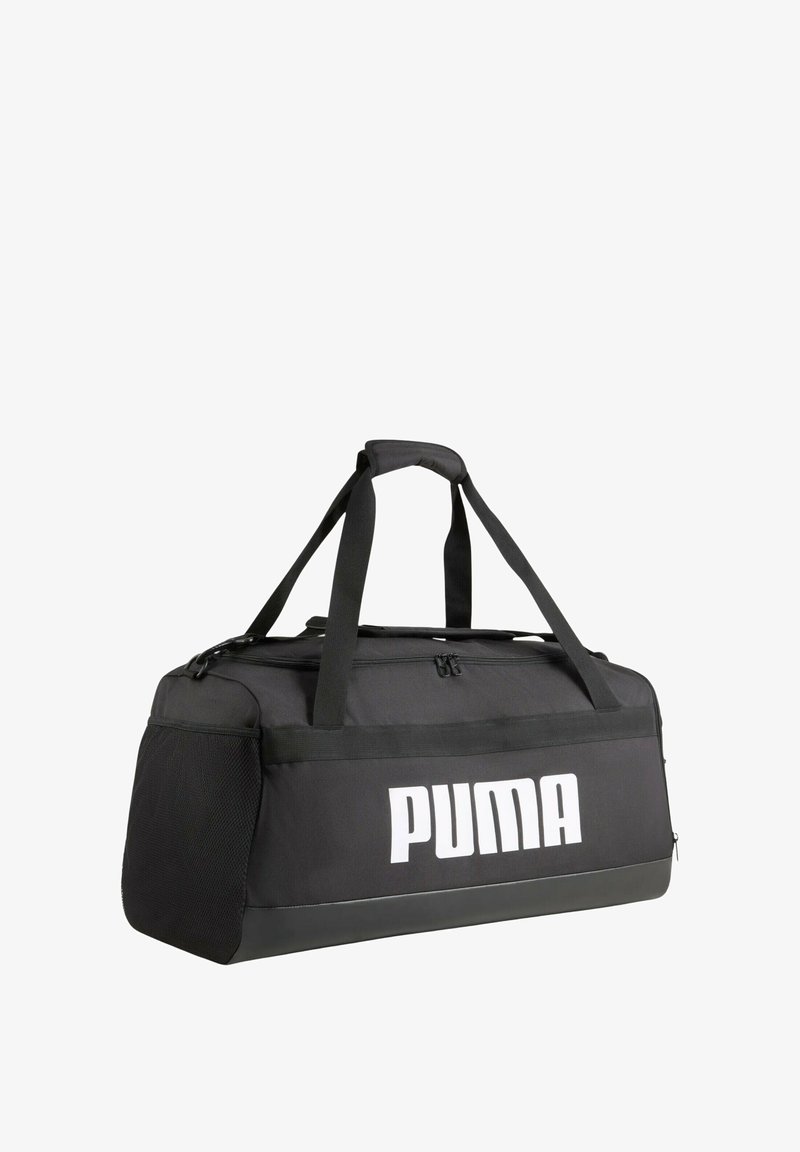 Zwarte sporttas van nylon met een ritsluiting, twee handgrepen en een zijvak van gaas. Heeft een groot wit "PUMA"-logo aan de voorkant.