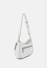 Bolso sintético azul claro con diseño curvo, detalles en metal dorado, bolsillo frontal con cremallera y correa ajustable.