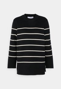 Maglione nero a maglia con righe bianche orizzontali, scollatura rotonda e maniche a tre quarti con spacchi laterali per maggior facilità di movimento.