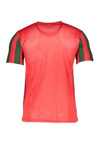 Rode sportshirts met korte mouwen en groene gestreepte accenten op de mouwen. Gemaakt van ademend mesh materiaal, met een ronde halslijn en een losse pasvorm.