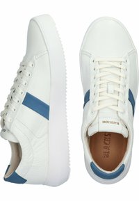 Weiße Ledersneakers mit blauem seitlichem Streifen, Schnürdesign, strukturiertem Obermaterial und weißer Gummisohle mit gezackten Kanten.