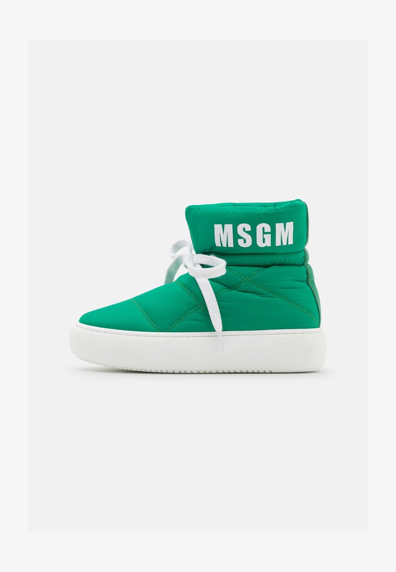 Sapatilha alta acolchoada verde com atacadores brancos, apresentando uma textura acolchoada e o logotipo "MSGM" no colarinho. Sola em borracha branca.
