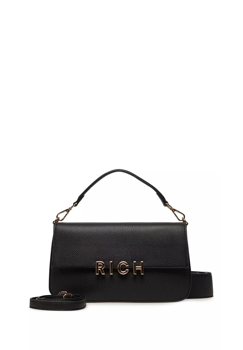 Borsa a tracolla in pelle nera texture con manico superiore e tracolla regolabile. Presenta la scritta "RICH" in oro sul davanti.