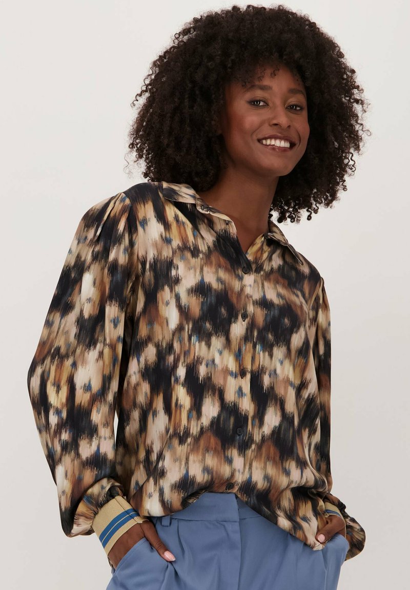 Langsleeve, overhemd met knopen in een bruin en zwart abstract patroon, met een kraag en contrasterende manchetten met blauwe strepen.