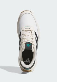 Vita sneakers med svarta accenter och tre ränder. Har en texturerad läderytan, vadderad tunga och turkos logotypdetalj.